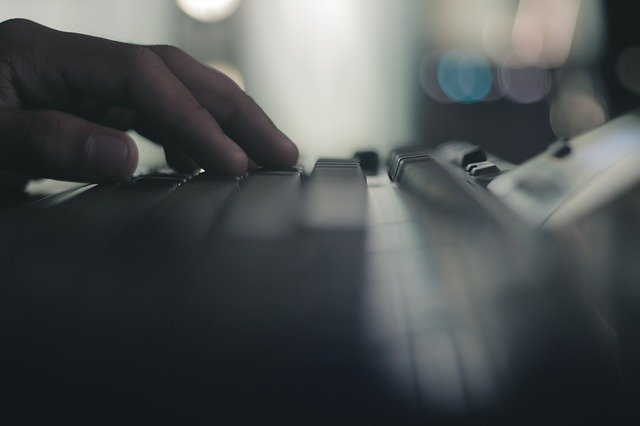 Človek píše na klávesnici v tme.jpg